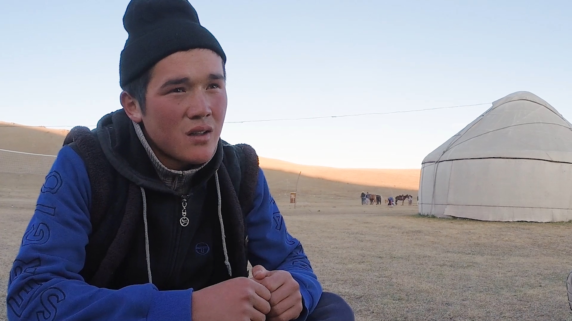 Videostill: Mann vor Jurte