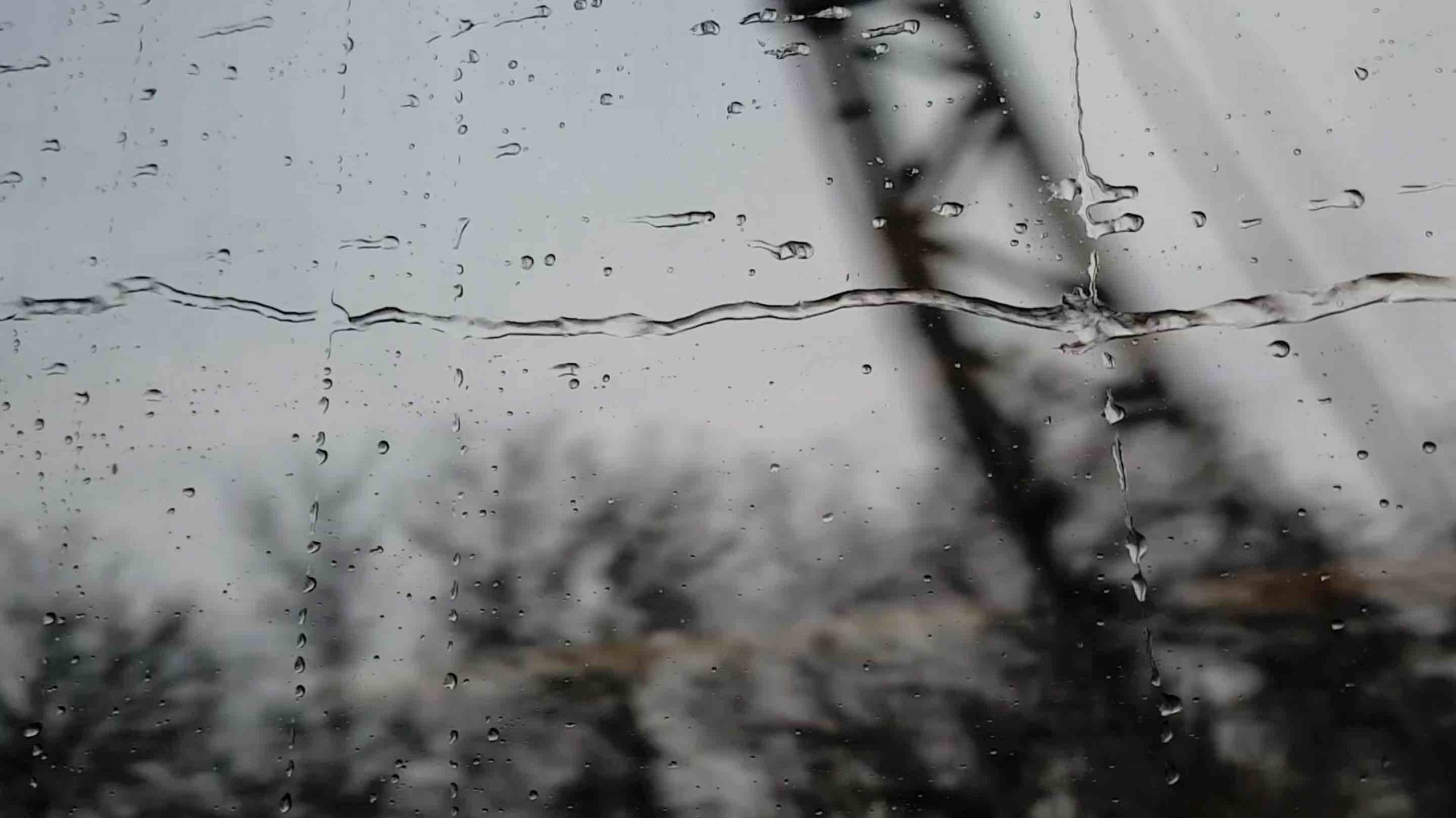 Wassertropfen an Zugfenster